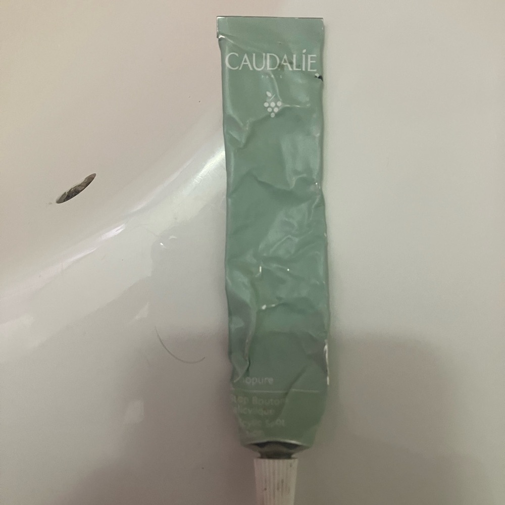 CAUDALIE Color Correcting Spot Solution with Salicylic Acid - Picture 2 of 6